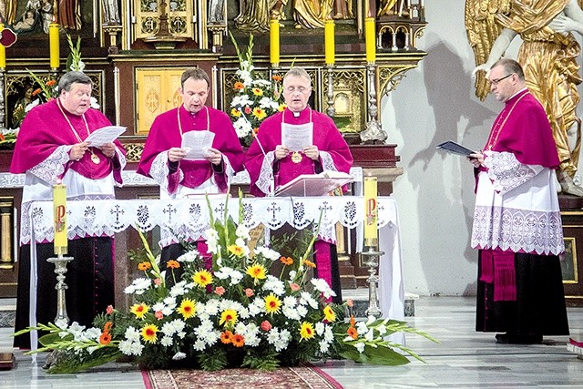 Nowi kanonicy złożyli wyznanie wiary i ślubowanie.