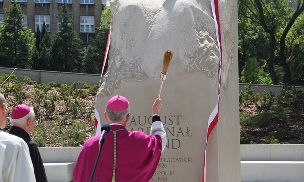 Abp Wikor Skworc błogosławi pomnik kard. Augusta Hlonda.