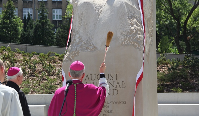 Abp Wikor Skworc błogosławi pomnik kard. Augusta Hlonda.