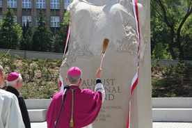 Abp Wikor Skworc błogosławi pomnik kard. Augusta Hlonda.