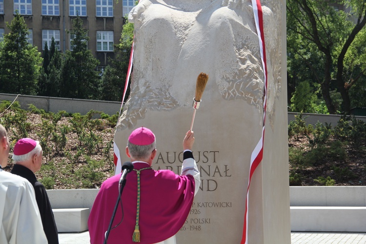 Abp Wikor Skworc błogosławi pomnik kard. Augusta Hlonda.