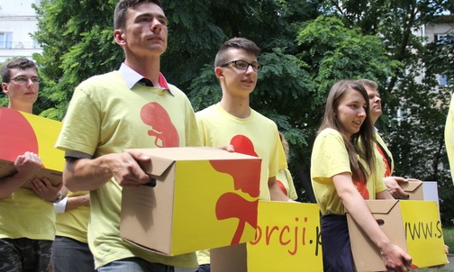Wśród wolontariuszy zbierających podpisy przeważali ludzie młodzi