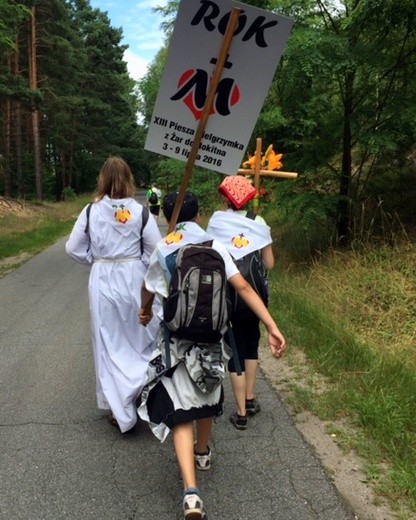 Idą z Żar do Rokitna