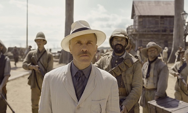 Nachalnie eksponowany różaniec w rękach okrutnego Leona Roma (Chritsopher Waltz) staje się symbolem ucisku jaki przyniosło tubylcom chrześcijaństwo.