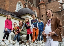 Rodzinka Sikorskich czuje się tu jak u siebie w domu.