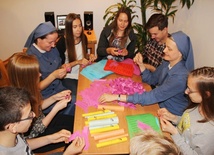 Kilkanaście osób pomagało siostrom przygotować materiały potrzebne na Światowe Dni Młodzieży