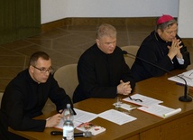 Diecezjalni koordynatorzy ŚDM z bp. Henrykiem Tomasikiem - ks. Mariusz Wilk (pierwszy z lewej) i ks. Marek Adamczyk