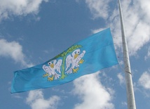 Flaga Łowicza na 22-metrowym maszcie