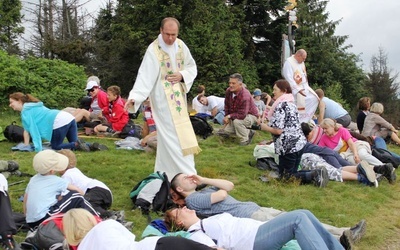 Ks. Jan Franc w czasie Ewangelizacji w Beskidach na Leskowcu w 2013 roku - ewangelizacyjna pobudka pielgrzymów