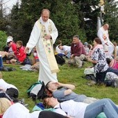 Ks. Jan Franc w czasie Ewangelizacji w Beskidach na Leskowcu w 2013 roku - ewangelizacyjna pobudka pielgrzymów