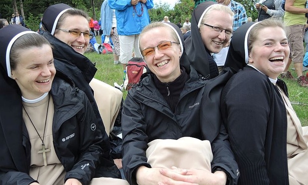 Siostry serafitki przeżywające swoje rekolekcje w Hałcnowie modliły się ze wszystkimi na Groniu Jana Pawła II