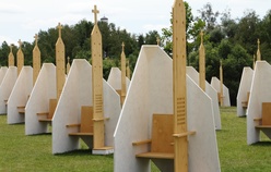 106 białych konfesjonałów