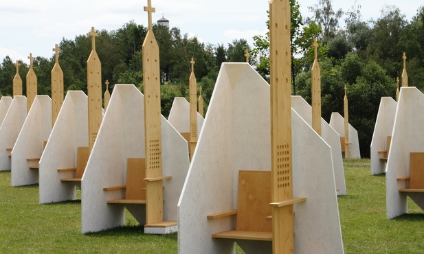 106 białych konfesjonałów