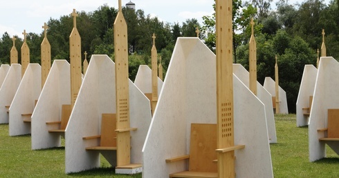 106 białych konfesjonałów