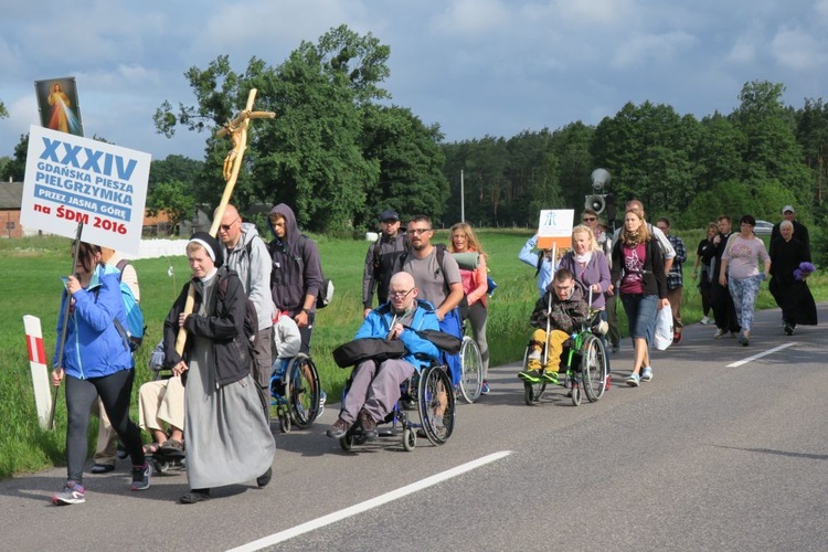 Grupa biało-brązowa 34. Gdańskiej Pieszej Pielgrzymki na Jasną Górę