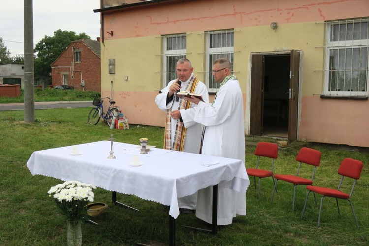 Grupa biało-brązowa 34. Gdańskiej Pieszej Pielgrzymki na Jasną Górę