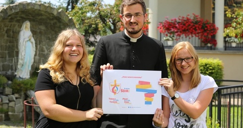 Od lewej: Natalia Orlicka, ks. Marcin Gajzler i Karolina Haczek promują teledysk, który właśnie wyrusza do Afryki