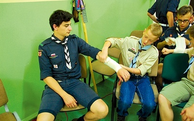 	Podczas kursu skauci nauczyli się prawidłowego usztywniania i bandażowania. 