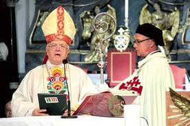 Bp Józef Zawitkowski głosi kazanie.