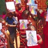 Dzieci z parafii Bouar z rysunkami Pana Jezusa Miłosiernego