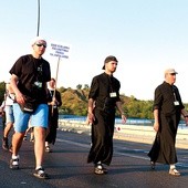 ▲	Ks. Waldemar Maliszewski z pilotami  kl. Kamilem Mikołajczykiem  i kl. Piotrem Chmurą podczas XXIII Elbląskiej Pielgrzymki Pieszej. 