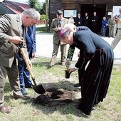 Pierwsze drzewko zasadził bp Tadeusz Lityński.