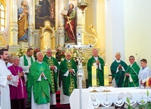 Ks. Wiesław Wilk (po prawej ręce bp. Piotra Turzyńskiego) celebrował Eucharystię w gronie uczniów i przyjaciół.