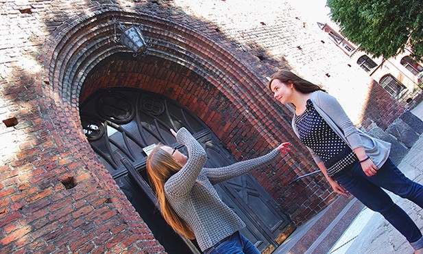 Alicja i Julia szukają wskazówek do rozwiązania zagadki w kościele Mariackim.