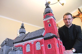 Miniatura kościoła w Radłowie złożona przez uczniów miejscowej szkoły z racji 1050. rocznicy chrztu Polski.