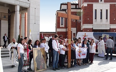 ▼	Podczas najważniejszych celebracji na ołtarzu umieszczone będą  m.in. symbole ŚDM  – krzyż i ikona.