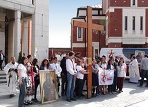 ▼	Podczas najważniejszych celebracji na ołtarzu umieszczone będą  m.in. symbole ŚDM  – krzyż i ikona.