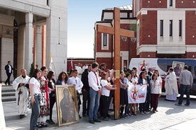 ▼	Podczas najważniejszych celebracji na ołtarzu umieszczone będą  m.in. symbole ŚDM  – krzyż i ikona.