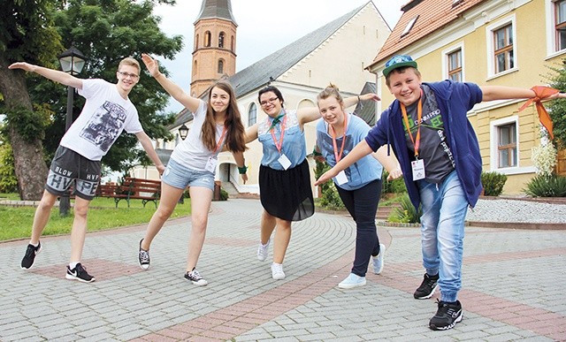 W niedawno zakończonym roku szkolnym stypendia otrzymało 96 osób. Od września dzięki tobie może być ich jeszcze więcej! Na zdjęciu: kilku stypendystów wzięło udział w tegorocznej oazie Caritas w sanktuarium Matki Bożej Jutrzenki Nadziei w Grodowcu.