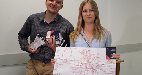 Do pielgrzymów trafią m.in. takie kieszonkowe mapy ze schematem komunikacji miejskiej w Trójmieście