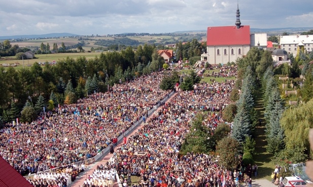 Plac wypełniony wiernymi w dniu koronacji Obrazu MB Bolesnej w Kałkowie-Godowie