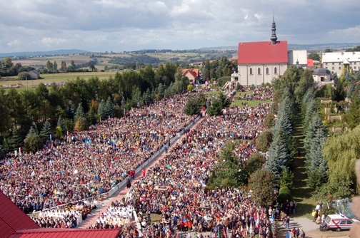 Plac wypełniony wiernymi w dniu koronacji Obrazu MB Bolesnej w Kałkowie-Godowie