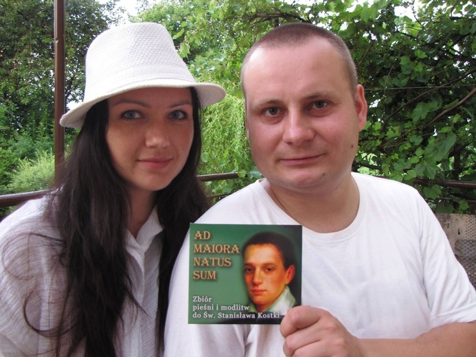 Juliusz Jakóbiak z żoną Swietłaną Sindochan promuje płytę pieśni i modlitw do św. Stanisława Kostki