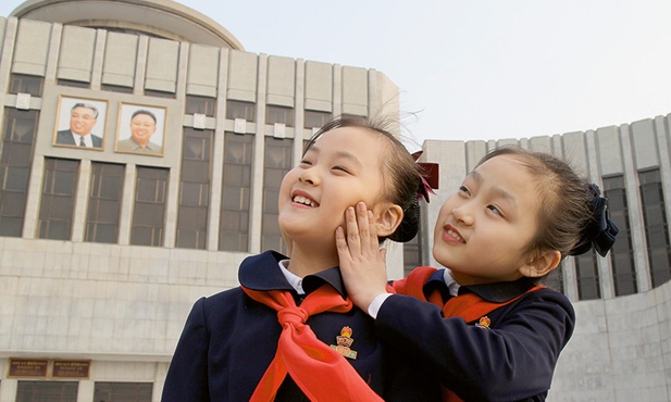Główna bohaterka filmu, ośmioletnia Zin-Mi, należy do Koreańskiej Unii Dzieci. W filmie gra szczęśliwe dziecko, dla którego przyjęcie do organizacji jest najważniejszym dniem w życiu.