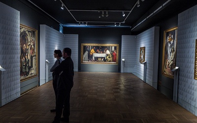 Wystawę w Muzeum Narodowym w Warszawie można oglądać do 28 sierpnia br. Pośrodku kadru widoczna „Wieczerza w Emaus” autorstwa Alessandra Bonvicina, zwanego Moretto.