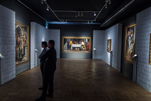 Wystawę w Muzeum Narodowym w Warszawie można oglądać do 28 sierpnia br. Pośrodku kadru widoczna „Wieczerza w Emaus” autorstwa Alessandra Bonvicina, zwanego Moretto.