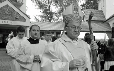 Abp Zygmunt Zimowski w zbudowanym dzięki jego zaangażowaniu ośrodku Charytatywno-Edukacyjnym "Emaus" w Turnie koło Białobrzegów