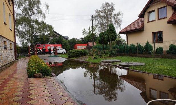 Od wczesnych godzin rannych aż do popołudnia strażacy wypompowywali wodę po ulewie jaka przeszła nocą z wtorku na środę w Rawie Maz. 