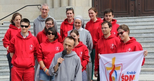 Wspólnota św. Jana na schodach katowickiej katedry
