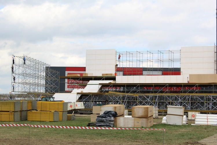 Budowa ołtarza na Campus Misericordiae