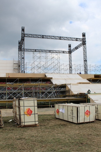 Budowa ołtarza na Campus Misericordiae