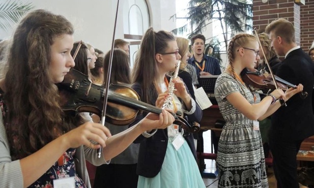 Oazowicze przeżywający swoje rekolekcje w Czernichowie przygotowali oprawę muzyczną liturgii