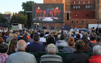 Opera pod chmurką