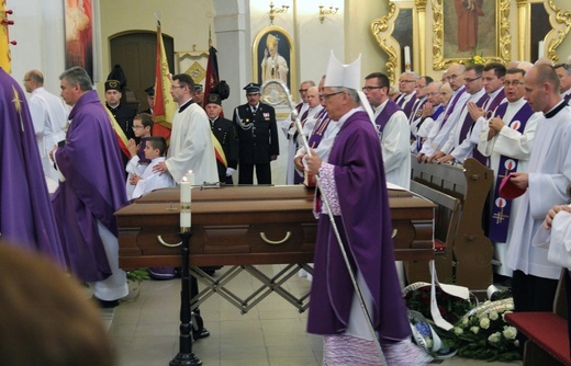 Pogrzeb ks. Adama Łapuszka