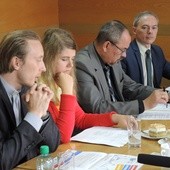 Od lewej: ks. Łukasz Gąsiorek, Joanna Kulesza, Mirosław Sitko - burmistrz Skoczowa i Ryszard Macura - burmistrz Cieszyna