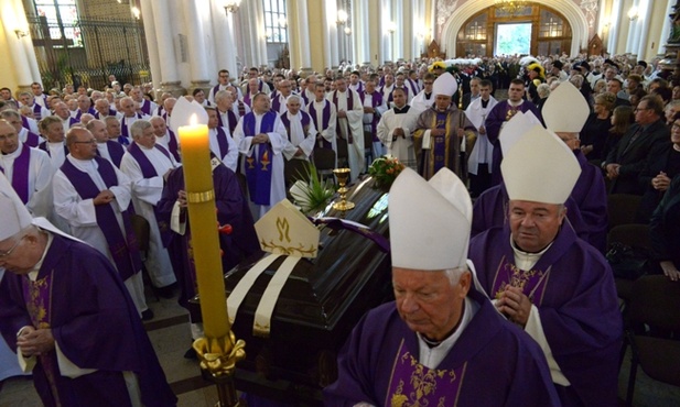 Diecezja radomska z przybyłymi gośćmi, szczególnie z Watykanu i diecezji tarnowskiej żegna trzeciego ordynariusza, abp. Zygmunta Zimowskiego